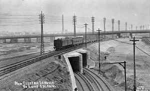DD1-Mixed Consist Train-Past New Sunnyside Yard-LIC-1910.JPG (111516 bytes)