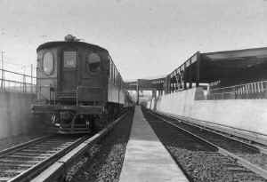 PRR DD1-10-LIRR Train EB out of E River Tunnels Headed for H tower - LIC - 1910 (Keller).jpg (90353 bytes)