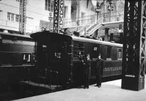 PRR DD1-27-At Platform-Penn Station NY - 1910 (Keller).jpg (108390 bytes)