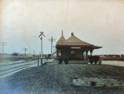 Station-E. Moriches-View East-1906.JPG (79488 bytes)