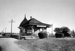Station-East Moriches-c.1925.jpg (54108 bytes)