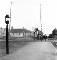 Pole-Gates-Carleton-Ave-Central-Islip-c.1918-2.jpg (93631 bytes)