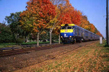 DM30AC-500-Train of Bi-Levels-WB-Pinelawn-View E - 10-2011 (Povall-Keller).jpg (174287 bytes)