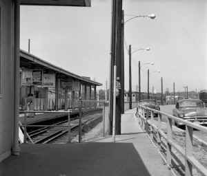 MU Train Approaching Station-Far Rockaway-Nameoke Ave-View NW - 06-02-62  (Faxon-Keller).jpg (99211 bytes)