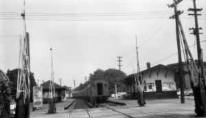 Station-Hewlett-MU Train_7-1956-(Edwards-Keller).jpg (75542 bytes)