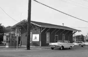 Station-Hewlett-Rear-1968 (Keller Photo and Archive).jpg (80333 bytes)