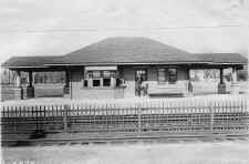 Floral-Park-Station_c.1918.jpg (106620 bytes)