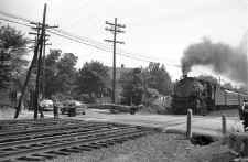 G5s-28-Train-West-Main_Line-Plainfield_Ave. Xing-Floral_Pk-1950_(Keller).jpg (118350 bytes)