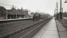 G5s-and-Train-West-FloralPark- c.1937_Votava-Keller.jpg (94670 bytes)