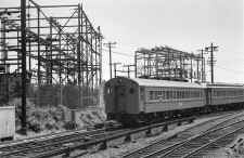 MU_Hempstead_Train-West-Hempstead_Br.-nearing_PARK_Tower-Floral_Pk-1950_(Keller).jpg (147972 bytes)