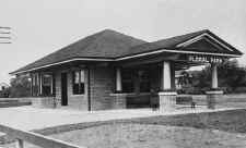Station-Floral-Park_viewNW-Opening-Day-1909_Keller.jpg (73601 bytes)
