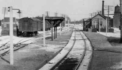 Station-Bridgehampton-Sag Harbor Covered Platform-View E - c. 1925 (Osborne-Keller) (Zoom).jpg (88634 bytes)