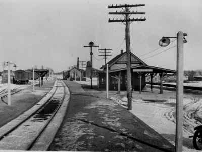 Station-Bridgehampton-Sag Harbor Covered Platform-View E - c. 1925 (Osborne-Keller).jpg (106906 bytes)