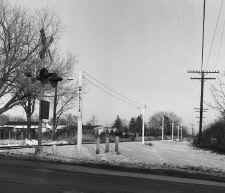 Station-Holtsville-Platform-Light-Sign-2-1972.jpg (117929 bytes)