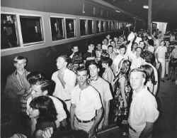 Islip-1966-Class_ Montauk-Train-Ride-boarding.jpg (67902 bytes)