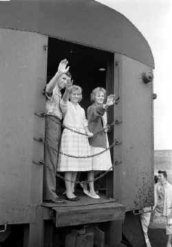 Prom-Train-waving_1961_BillCarlsen.jpg (56994 bytes)