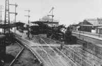12-Jamaica-Steam-Elec- trains E at old station - c. 1910.jpg (85329 bytes)