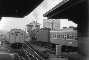 Jamaica-Station-Track8_ViewE_c.1952_BillMangahas.jpg (190632 bytes)