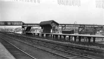 Westbridge-Station_Jamaica-Ave_ViewNE_c.1925_JamesVOsborne-Keller.jpg (70588 bytes)