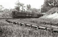 Elmont_Sunrise-Coal_DD1-Dbl-Hdg-Train-White Flags-Approaching Sta-Belmont Park-c. 1937_zoom_Keller.jpg (350476 bytes)