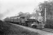 4-4-0-Loco-Pulling-Mail-Car-and-Train-c.1900.jpg (55784 bytes)
