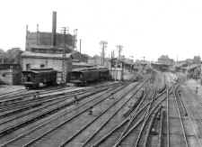 Jamaica-Station facilities looking W-c. 1905.jpg (110139 bytes)