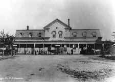 Station-College Point-c.1880.jpg (58309 bytes)