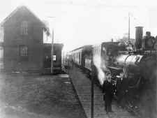 Station-Lindenhurst-SSRR Bldg-Train-Condr. Burchill-Trainman Lawrence-1897.jpg (49828 bytes)