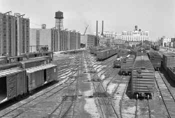 Bush Terminal-Yard-Dbl Ladder Tracks-c.1958_Keller.jpg (128276 bytes)