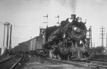 http://www.trainsarefun.com/lirr/lirrextralist/G53-143-EB-freight-leaving-Holban-yard_Hillside_c.1922_DiMasi-Keller_small.jpg
