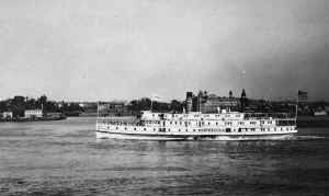 LIRR Montauk Steamboat Co. SHINNECOCK NB in East River-View SE towards Sohmer & Co. - Astoria, NY - c. 1900 (Keller).jpg (75313 bytes)