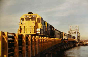 Wreck-Lead-Bridge_GP38-2 no.251252_eastendoftrain_1994 NRHS Directors_JoeHagan.jpg (79746 bytes)