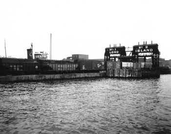 Float-Docks-LIC_c.1955+_bw.jpg (102579 bytes)