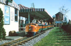 LIRR - World's Fair - LIRR Miniature Train Ride Depot - 9-18-65.JPG (181835 bytes)