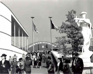 Station-NYWorlds Fair-Fairgrounds-1939.jpg (99016 bytes)
