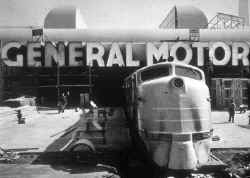 Worlds-Fair-1939-EMD-Train-of-the-Future_Huneke.jpg (52417 bytes)