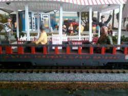 model of the mini train at the station.jpg (129788 bytes)