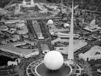 worlds-fair-1939_Trylon-Perisphere-diorama.jpg (73501 bytes)