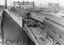 LIRR-DD1 Electric & Train in Wreck at Entrance to East River Tunnels-LI CIty - 03-28-1928 (e-Bay).JPG (127692 bytes)