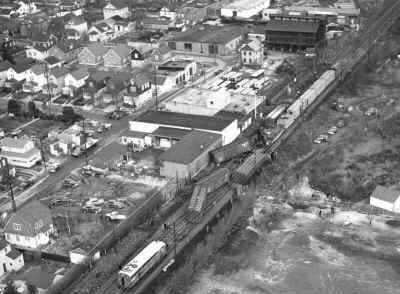 Wreck_New-Hyde-Park_freight-train_2-4-1954_Newsday.jpg (131202 bytes)