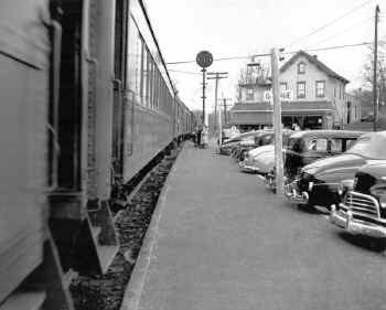 Locust-Valley-Station_platform_viewE-_c.late-1940s_FredWeber.jpg (111500 bytes)