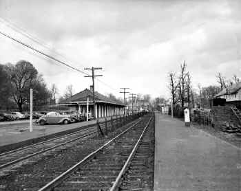 Locust-Valley-Station_viewE-MP29_c.late-1940s_FredWeber.jpg (137475 bytes)
