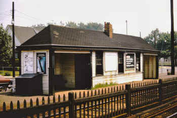 Centre-Ave-Station-Lynbrook_viewSE_1966_Sturm-Fehn.jpg (96394 bytes)