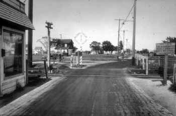 Crossing-Centre Ave.-Lynbrook-View E) - c. 1920s (Huneke).jpg (92365 bytes)