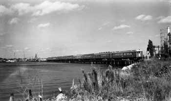 MU Train-Reynold's Channel-LEAD-Long Beach-View NE-c. 1954 (Hermanns-Keller).jpg (117425 bytes)