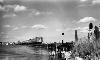MU Train-Reynold's Channel-LEAD-Long Beach-View NE-c. 1957 (Hermanns-Keller).jpg (113560 bytes)