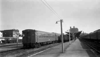 MU Train  at Platform-Track 4-Long Beach-1958 (Edwards-Keller).jpg (79748 bytes)