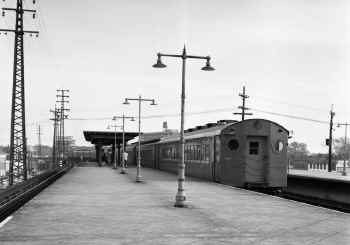 MU Train at Station - Lynbrook-View E - 11-03-53 (Faxon-Keller).jpg (74182 bytes)
