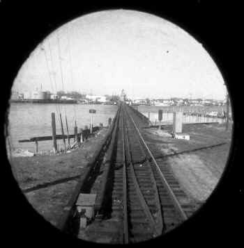 ROW-Tracks-Reynold's Channel-LEAD-View N from MU Train-1964 (Schneider-Keller).jpg (120595 bytes)