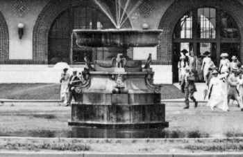 Station-Long Beach-Fountain Closeup-1909_Morrison.jpg (67791 bytes)
